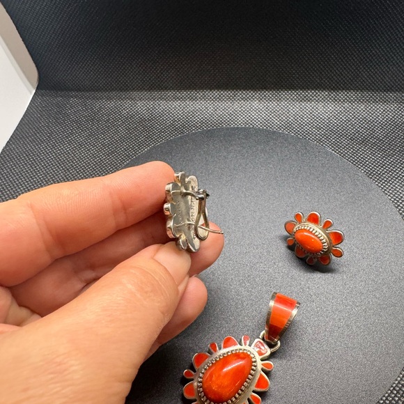 Vernon Huskie pendant and earrings - Picture 4 of 5